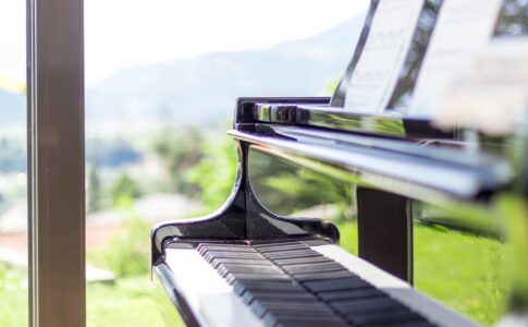 【アラフォーからの趣味再開】古いピアノは使える？寿命は？防音対策も合わせて解説