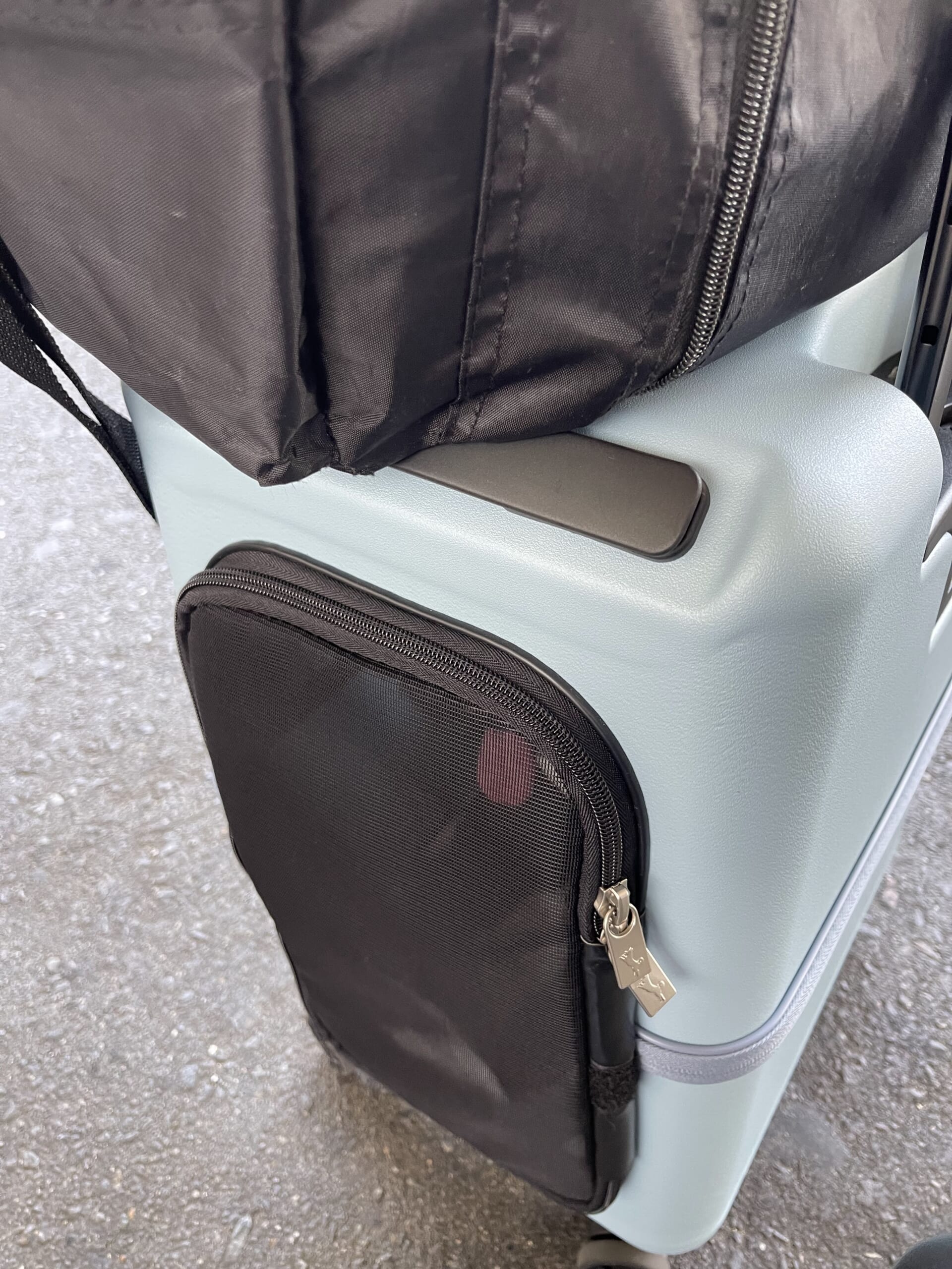 淡いブルーのペチコのメッシュ越しに舌が見えるリンタ
